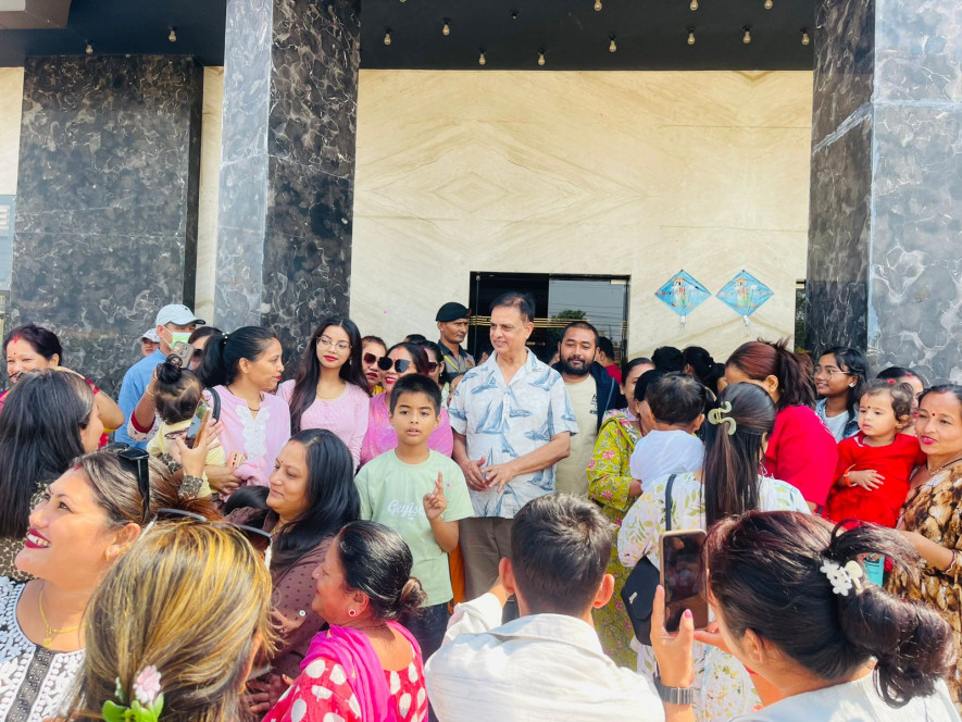 नेपालगन्जमा 'हरिबहादुरको जुत्ता' टिम, हरिवंशसंगै चलचित्र हेर्ने दर्शकको भीड